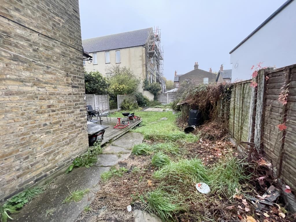 Lot: 50 - VACANT FIRST FLOOR GARDEN FLAT AND GROUND FLOOR GROUND RENT INVESTMENT - outside photo of garden area looking back from side access